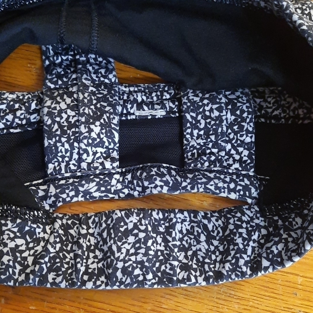 Lululemon Athletica Mesh Back Cut out  Black Sports Bra - Picture 6 of 6